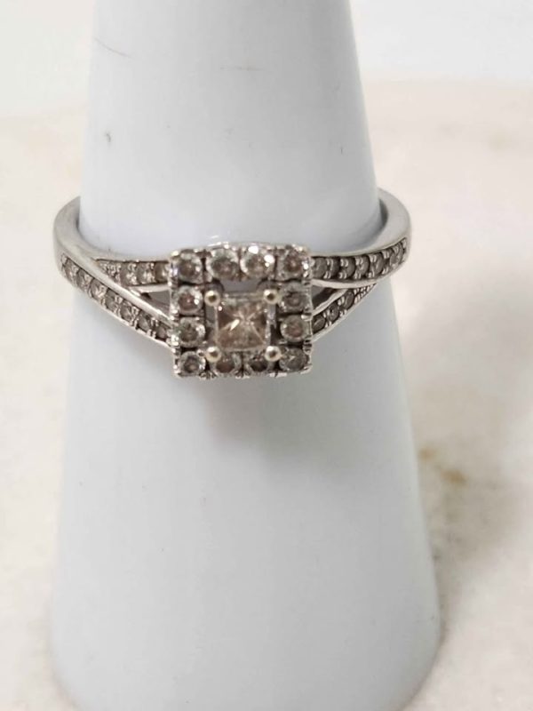 10CT WHITE GOLD RING WITH VALUATION #GN381873 - Image 17