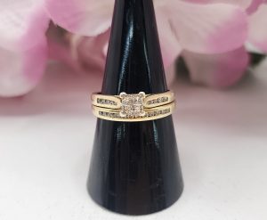 Ladies 9Ct Yellow Gold Illusion Diamond Ring Set - IP344310