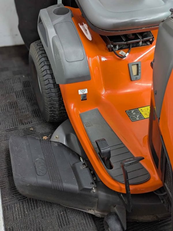 Husqvarna TS242 Ride-On Lawn Tractor - BP383891 - Image 6
