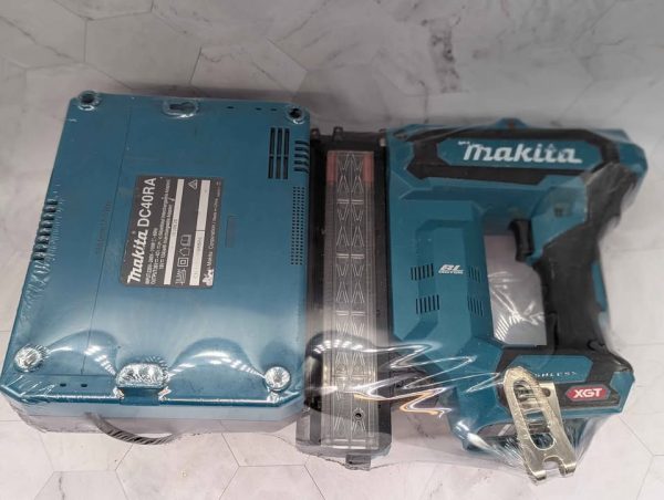 Makita 40V 18 Gauge Brad Nailer w/ 4.0Ah Battery & Charger (FN001GZ) - BP385927 - Image 7