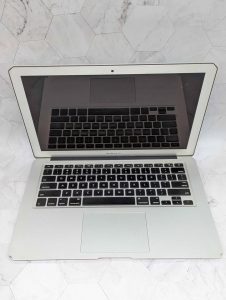 Apple MacBook Air 13" Laptop (2017, Intel Core i5, 121GB - A1466) - BP383572