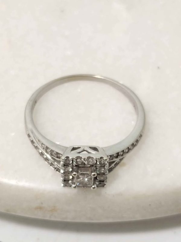 10CT WHITE GOLD RING WITH VALUATION #GN381873 - Image 14