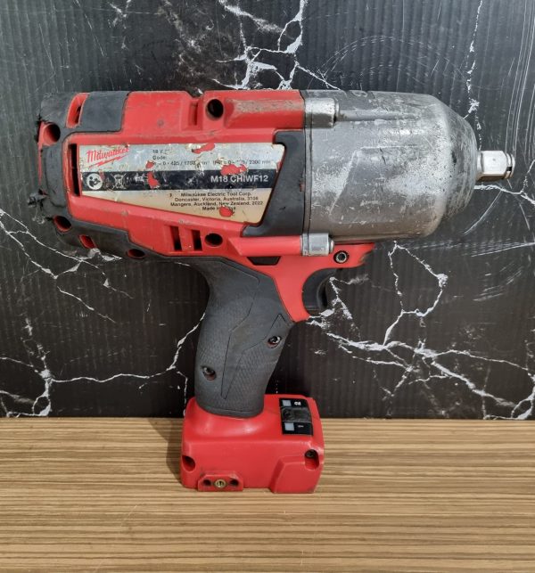 Milwaukee 18V Impact Wrench TW382672 - Image 6
