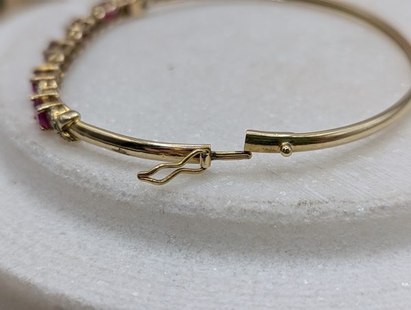 Ladies 9CT Yellow Gold Pink Stone Bangle (5.2gms) - BP340862 - Image 6