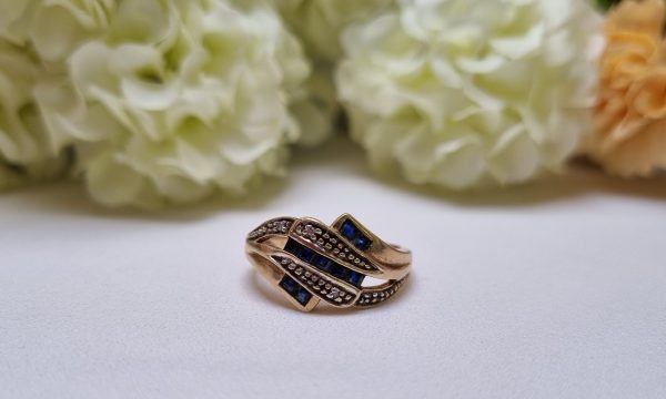 10ct Yellow Gold Channel Set Blue Stone Ring TW381886 - Image 6