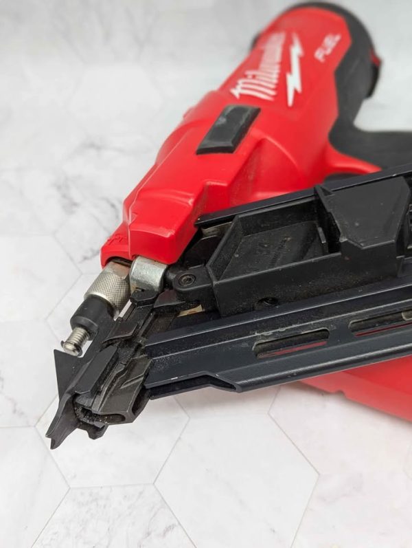 Milwaukee 18V 30°-34° Framing Nailer w/ 5.0Ah Battery - BP389040 - Image 2
