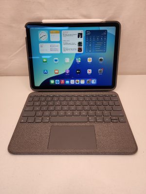 iPad Air 5th Generation w/ Keyboard Case & Apple Pen - IP388911