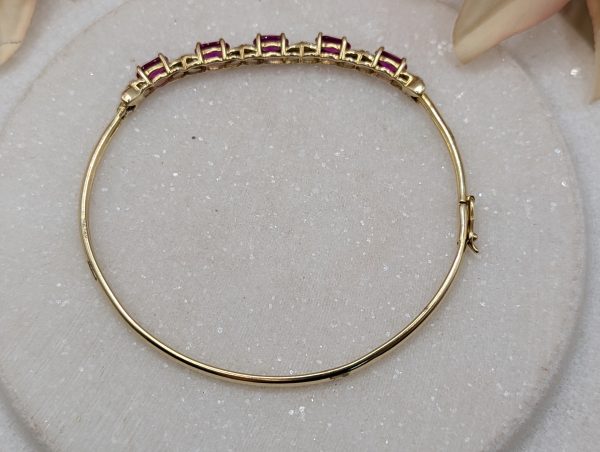 Ladies 9CT Yellow Gold Pink Stone Bangle (5.2gms) - BP340862 - Image 4