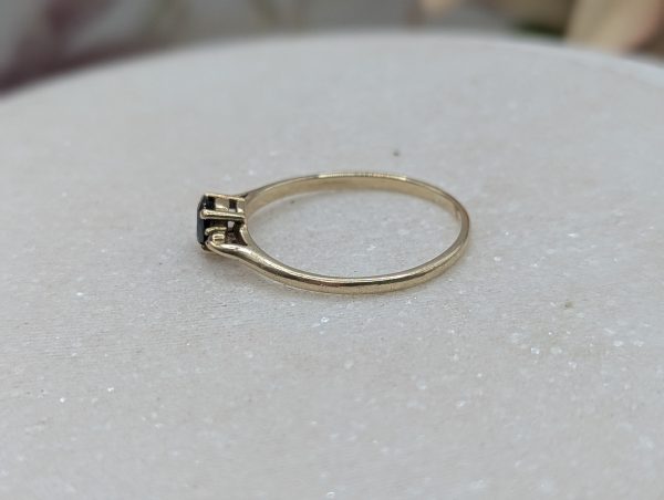 Ladies 9CT Yellow Gold Dark Blue Stone Ring (1.46gms) - BP379898 - Image 5