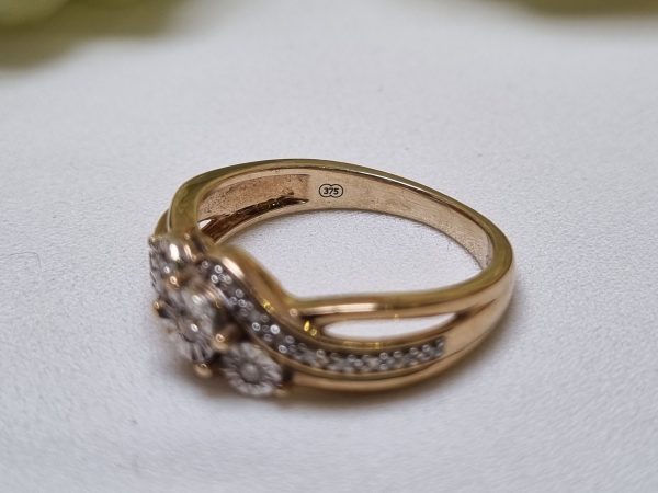 9ct Yellow Gold Three Stone Bypass Ring TW380978 - Image 4