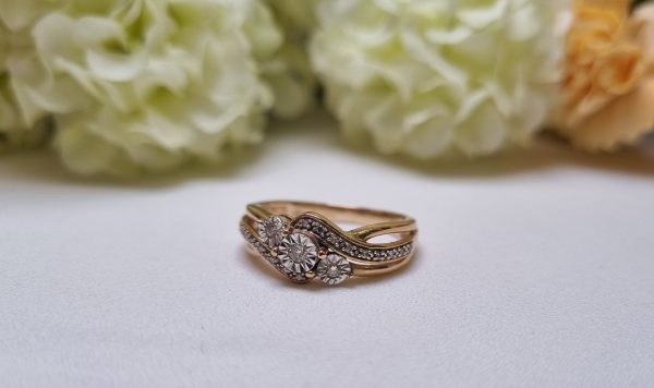 9ct Yellow Gold Three Stone Bypass Ring TW380978 - Image 9