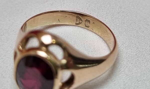9ct Yellow Gold Red Stone Solitaire Ring TW370441 - Image 3