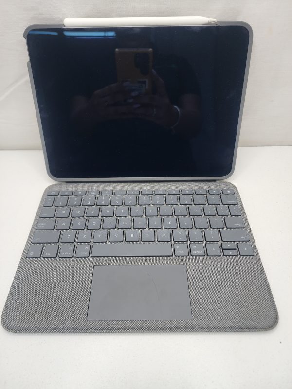 iPad Air 5th Generation w/ Keyboard Case & Apple Pen - IP388911 - Image 2