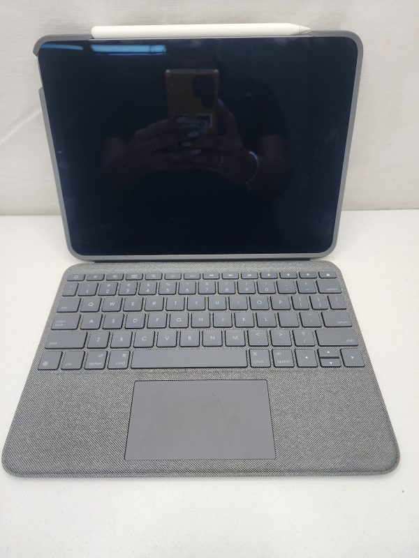iPad Air 5th Generation w/ Keyboard Case & Apple Pen - IP388911 - Image 8