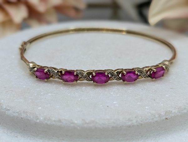 Ladies 9CT Yellow Gold Pink Stone Bangle (5.2gms) - BP340862 - Image 2