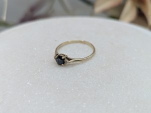 Ladies 9CT Yellow Gold Dark Blue Stone Ring (1.46gms) - BP379898