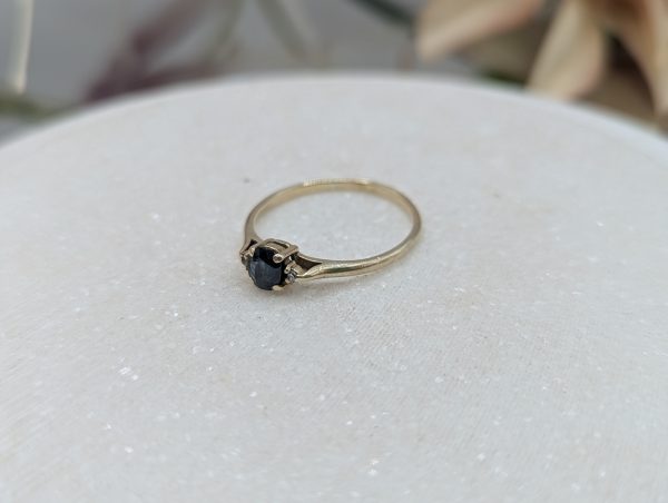 Ladies 9CT Yellow Gold Dark Blue Stone Ring (1.46gms) - BP379898