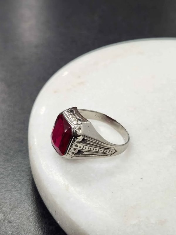 10CT WHITE GOLD RING WITH RED STONE #GN387419 - Image 3