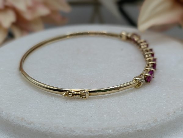 Ladies 9CT Yellow Gold Pink Stone Bangle (5.2gms) - BP340862 - Image 3