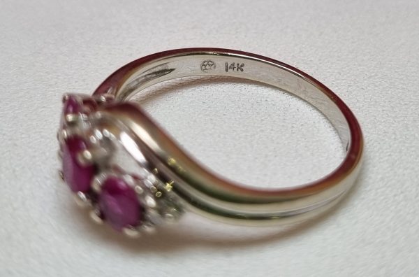 14ct White Gold Three Stone Ring TW371689 - Image 3