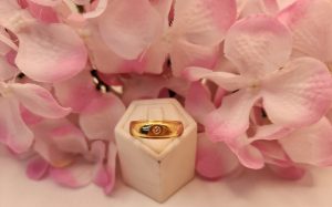 Unisex 18CT Yellow Gold Ring with Single Embedded  Diamond - IP351828