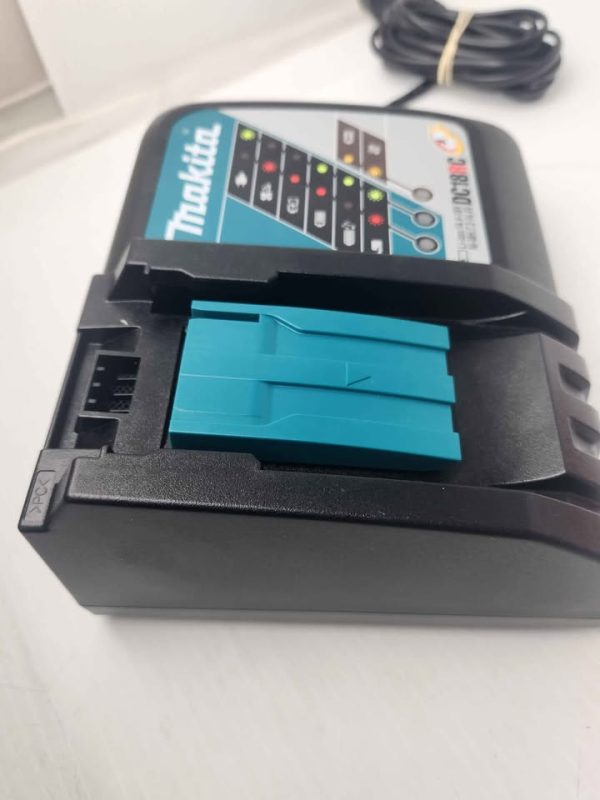 MAKITA BATTERY CHARGER (DC18RC) #GN389826 - Image 8