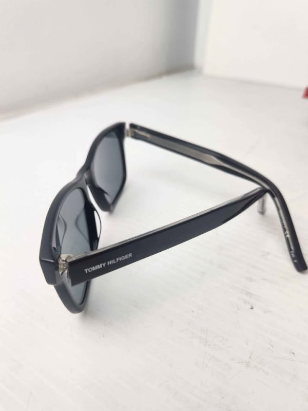 TOMMY HILL SUN GLASSES #GN389840 - Image 3
