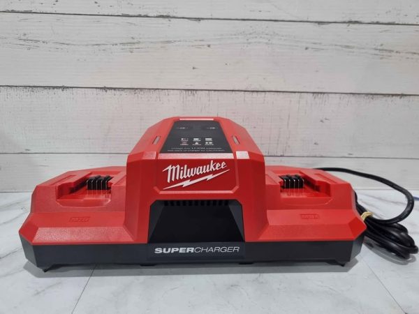 MILWAUKEE DUAL CHARGER TW391265 - Image 9
