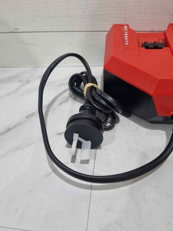 MILWAUKEE DUAL CHARGER TW391265 - Image 14