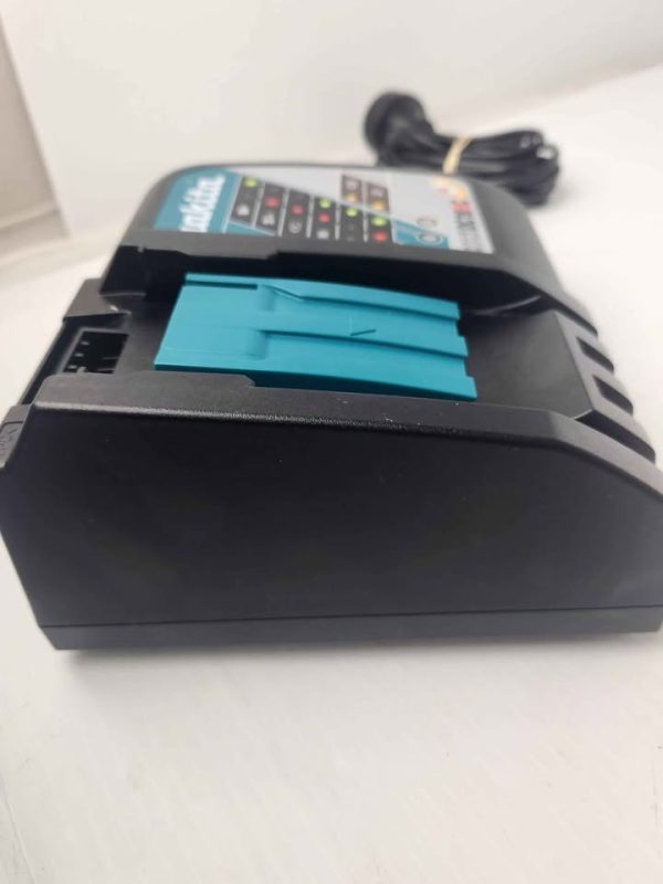 MAKITA BATTERY CHARGER (DC18RC) #GN389826 - Image 9
