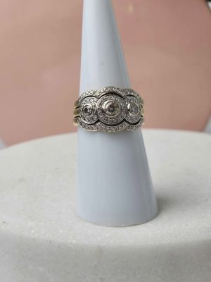 LADIES 18CT YELLOW GOLD DIAMOND RING WITH VALUATION #GN391017