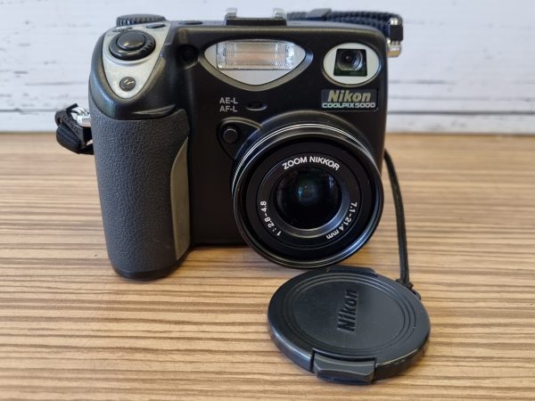 Nikon CoolPix 5000 Camera TW386718 - Image 2