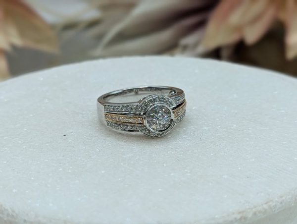 Valuated Lady's 18CT White Gold and Diamond Cluster Ring w/ Rose Gold Plating (9.1gms) - BP311199 - Image 17