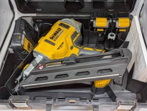 DeWalt 18V XR Brushless Framing Nailer 4Ah Kit (DCN692) - BP403309
