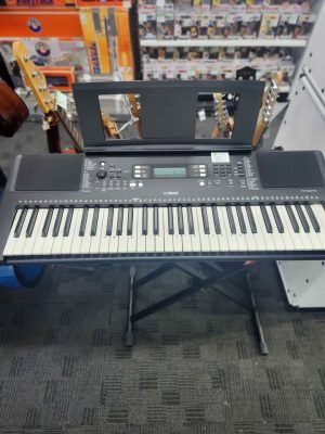 YAMAHA KEYBOARD WITH POWERCORD AND STAND #GN405811