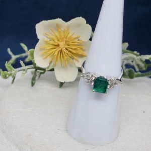 18CT WHITE GOLD RING #GN303121