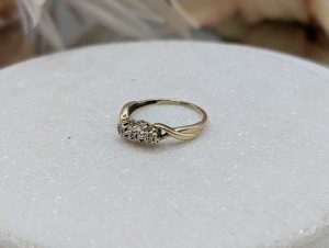 Ladies 9CT Yellow Gold Clear Stone Ring (1.4gms) - BP405424