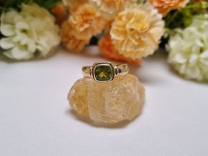 9ct Yellow Gold Green Stone Ring TW409675