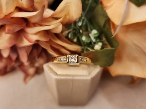 18CT Yellow Gold Diamond Ring with Accredited Valuation - IP384452