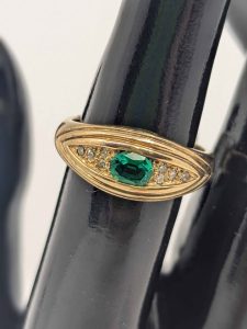 Ladies 9ct Gold Gypsy Style Green Ring - BL323162