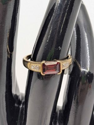 Ladies 9ct Gold Red Stone Ring - BL361496