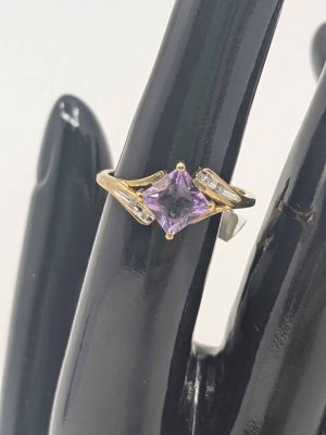 Ladies 9ct Gold Purple Cushion Cut Stone Ring - BL399315