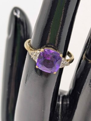 Ladies 9ct Gold Purple Cushion Cut Stone Ring - BL394764