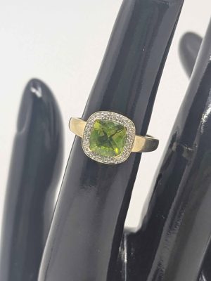 Ladies 9ct Gold Green Illusion Cluster Ring - BL413509