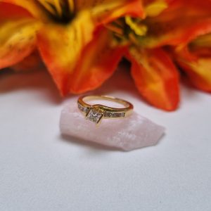 18ct Yellow Gold Solitaire Ring TW384475