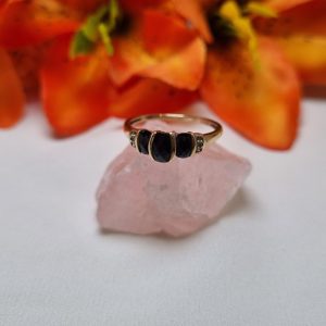 9ct Yellow Gold Onyx-Coloured Three-Stone Ring TW400993