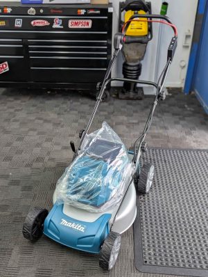 Makita 18Vx2 Brushless Lawnmower w/ 2 x 5Ah Batteries & Charger - BP429324