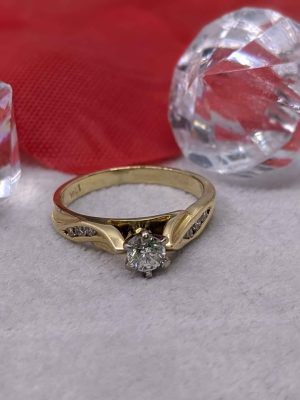Ladies 18ct Gold Raised Diamond Ring - BL421740