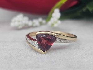 Ladies 9ct Yellow Gold Red Stone Ring (1.7gms) - BL424175