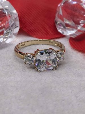Ladies 9ct Gold Three Stone Ring - BL396124